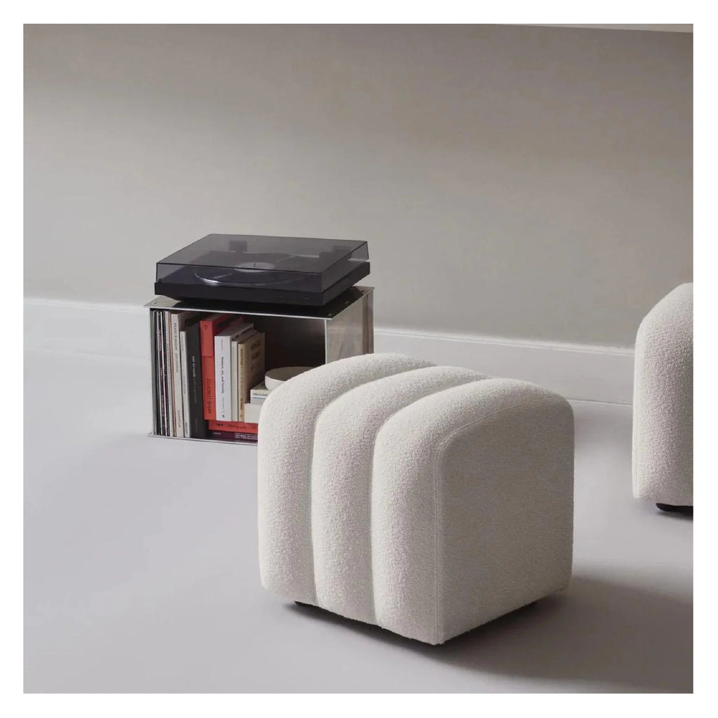 sofa blanc incurvé en tissu bouclé élégant